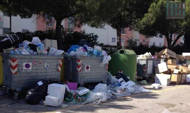 Bari e i cassonetti svuotati di notte: Rumore infernale, ci svegliamo di soprassalto